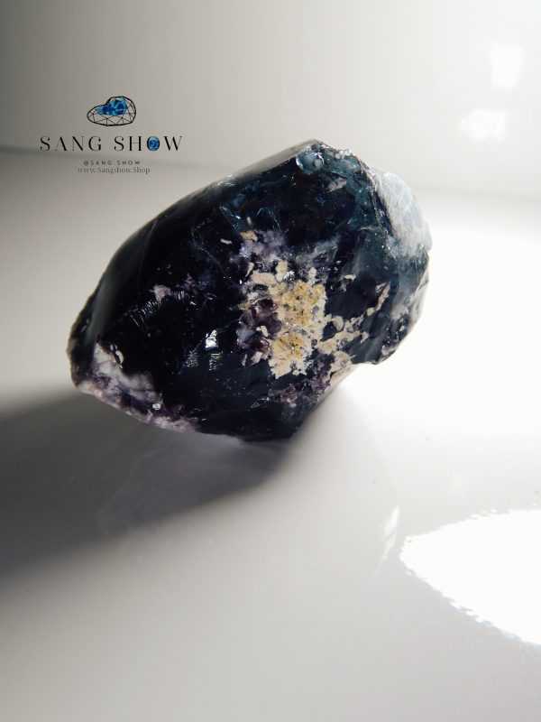 Obsidian is a volcanic glass. Obsidian Associations Chakras - Base Chakra Zodiac - Scorpio, Sagittarius Element - Earth/Fire Numerical Vibration - Number 1 Typical colours - Black, silvery or brown Healing with Obsidian ♥ Purification ♥ Transformation ♥ Fulfilment ♥ Metamorphoses ♥ Manifestation ♥ Practicality ♥ Psychic ability Obsidian is truth-enhancing. A strongly protective stone, it forms a shield against negativity. It blocks psychic attack and absorbs negative energies from the environment. Obsidian draws out mental stress and tension. It stimulates growth on all levels, urging exploration of the unknown and opening new horizons. Brings clarity to the mind and clears confusion. Helps you to know who you truly are. Obsidian dissolves emotional blockages and ancient traumas. Promotes qualities of compassion and strength. Obsidian aids the digestion and detoxifies. It reduces arthritis pain, joint problems and cramps. Warms the extremities. Colours and Types of Obsidian In addition to the generic healing properties of Obsidian, specific colours and types have additional attributes: