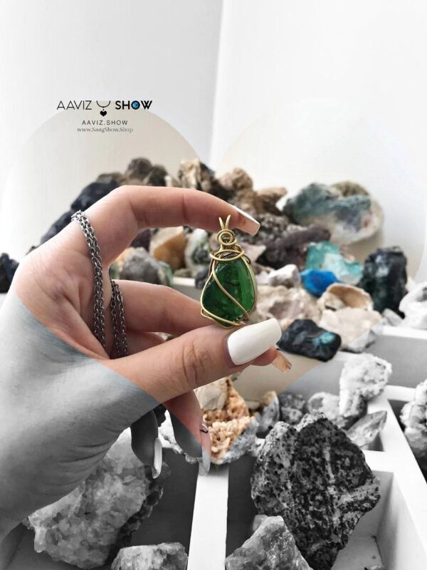 گردنبند سنگی ابسیدین سبز نمونه اصل و معدنی با قاب مفتولی طلایی A1002 - تصویر 4