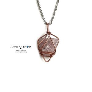 آویز عشق سنگ رزکوارتز راف و معدنی با قاب مفتولی مسی A1367