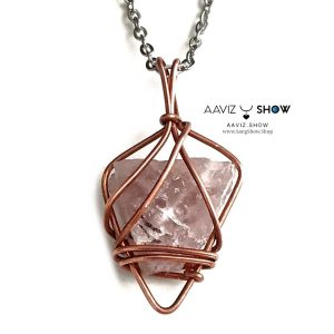 آویز عشق سنگ رزکوارتز راف و معدنی با قاب مفتولی مسی A1367