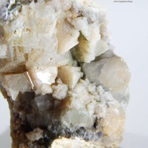 بلورهای زیبای سنگ هیولاندیت با همرشدی کلسیت در ژئود کوارتز  S278