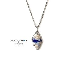 گردنبند دریا از سنگ راف ابسیدین آبی بر روی بستر با قاب مفتولی خاص A1283